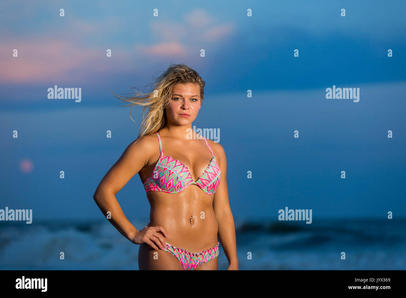 Eine schöne Blondine Teenager Modell genießt ein Tag am Strand Stockfoto
