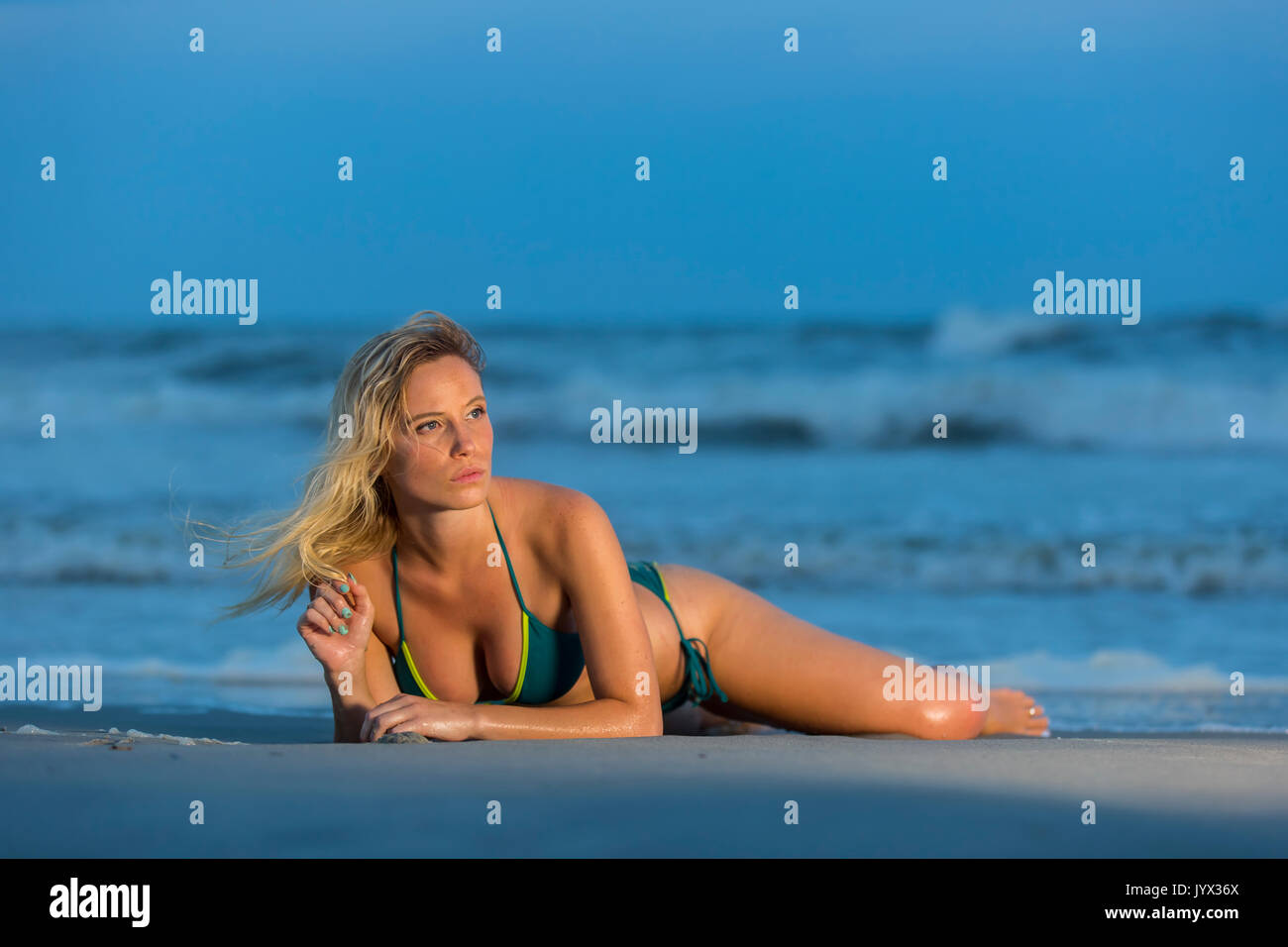 Ein schönes blondes Modell genießt ein Tag am Strand Stockfoto