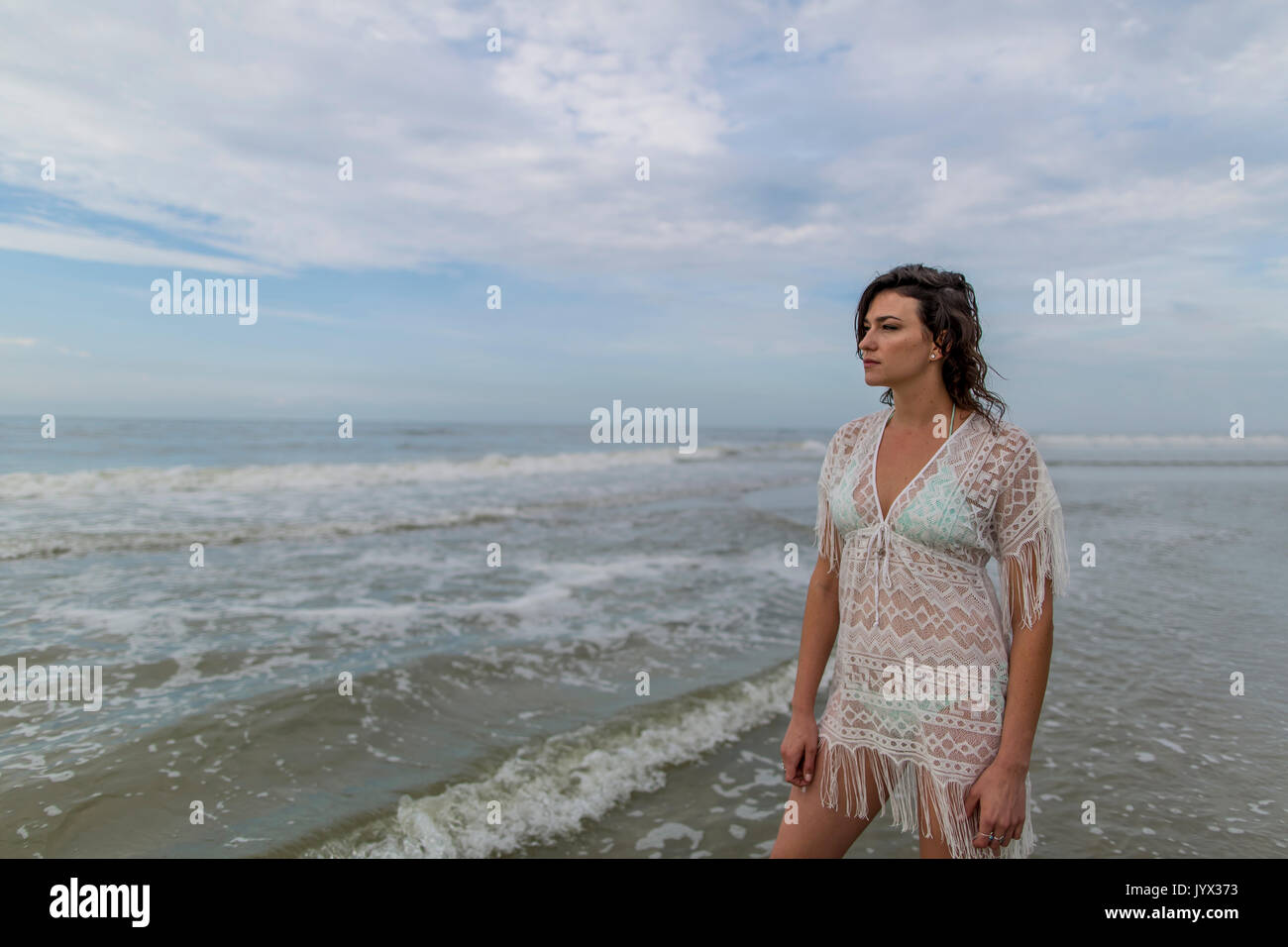 Eine schöne Brünette Modell genießt ein Tag am Strand Stockfoto
