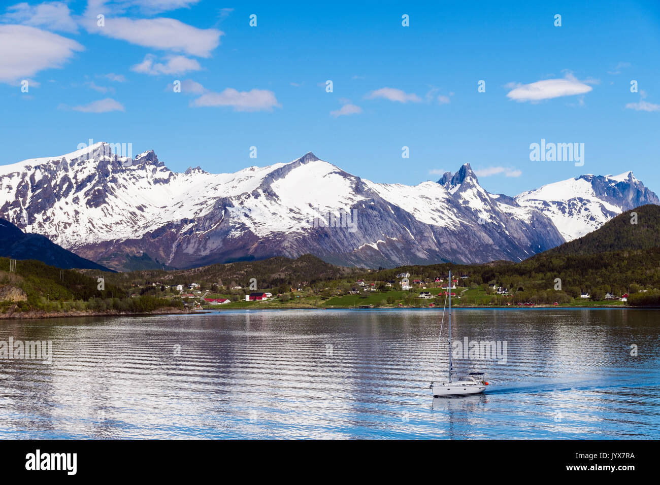 Yacht segeln bestanden die schneebedeckten Berge entlang Arhaugfjorden Fjord auf der norwegischen Westküste im Sommer. Halsa, Nordland, Norwegen, Skandinavien Stockfoto