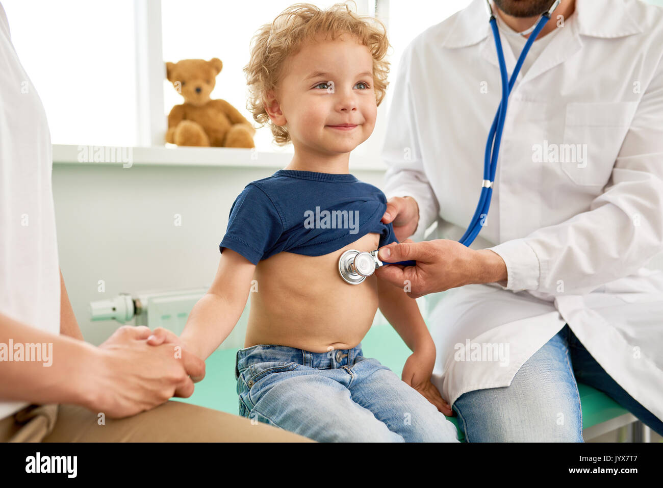 Lächelnd kleine Junge an medizinischen Checkup Stockfoto