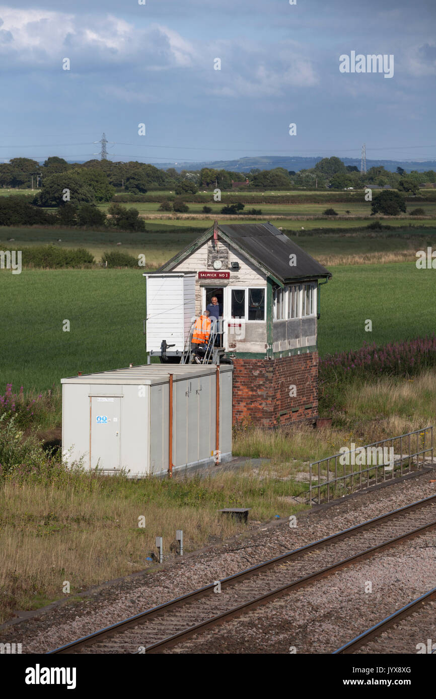 Signalgeber ankommen für Schichtwechsel bei Salwick signal Box auf der Preston - Blackpool Linie Stockfoto