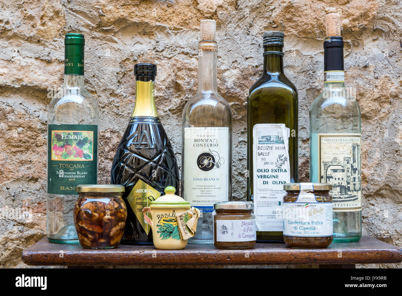 Anzeige der Toskanisches Olivenöl, Wein und Einfügen, Pienza, Toskana, Italien Stockfoto
