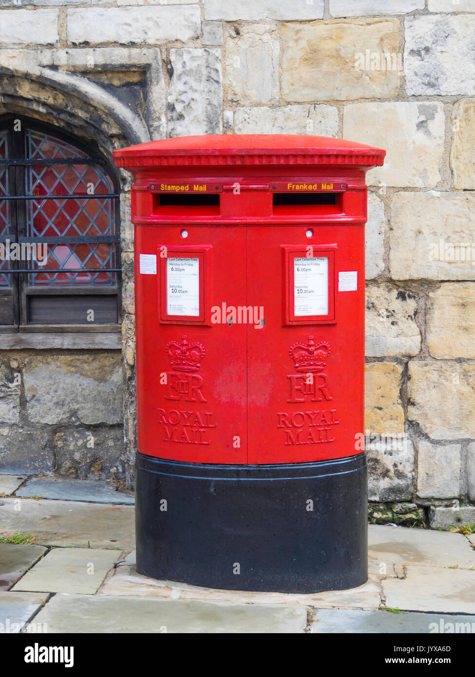 Ein traditionelles rotes doppelt verglasten Royal Mail Post Box mit Boxen für "gestempelt" und "FREIGEMACHT" mail York England Großbritannien beschriftet Stockfoto