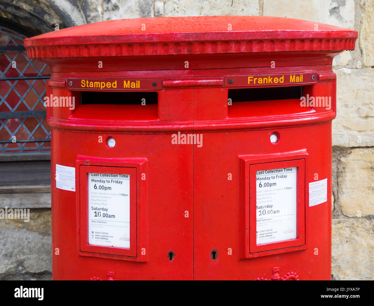 Detail einer traditionellen roten doppelt verglasten Royal Mail Post Box mit Boxen für "gestempelt" und "FREIGEMACHT" mail York England Großbritannien beschriftet Stockfoto