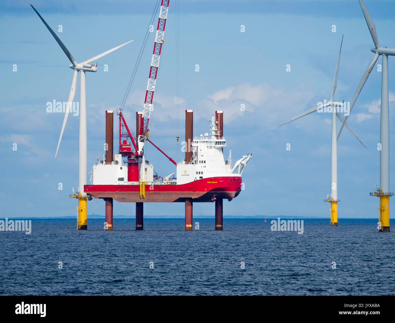 Wartung Jack-Up Schiff Wind Server IMO 9670793 Unterstützung von Wartungsarbeiten an einem der 2,2 MW-Turbinen auf dem Teeside Windpark offshore Redcar Stockfoto