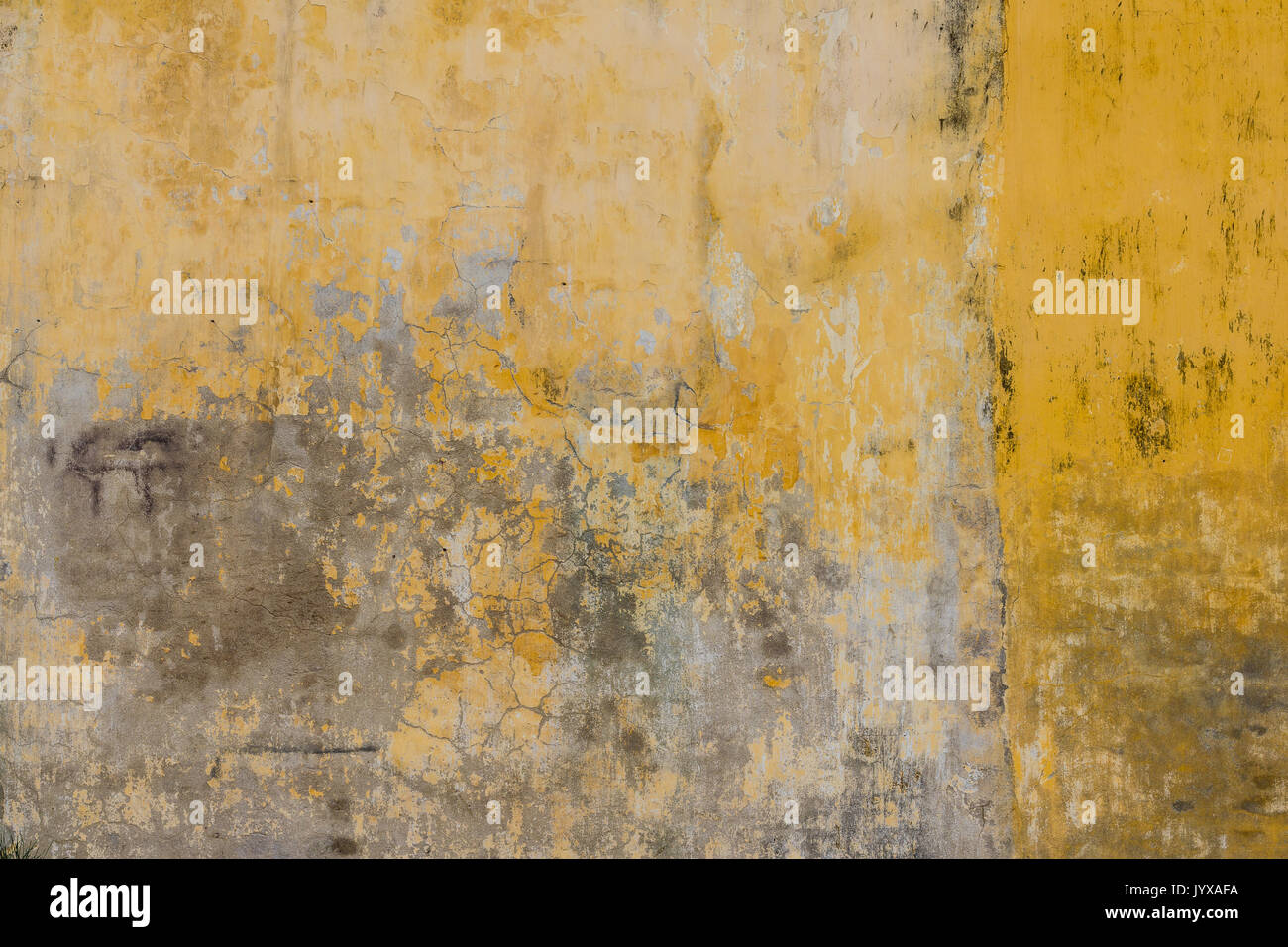 Grunge gelbe Wand Hintergrund Stockfoto