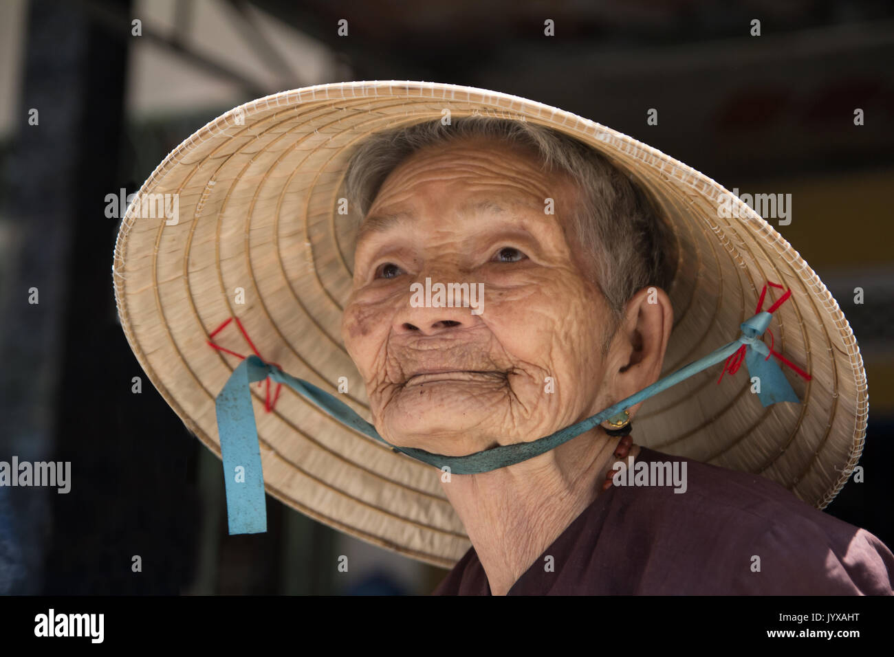 Hoi An, Vietnam, Juli 2017: Porträt der alten Frau tragen Konische hat Stockfoto