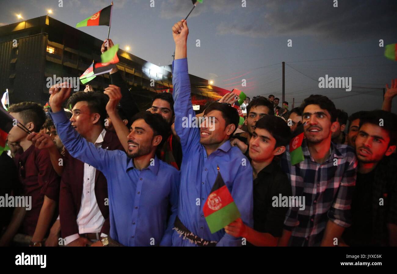 Kabul, Afghanistan. 19 Aug, 2017. Afghanen ein Konzert der 98. Jahrestag der Unabhängigkeit Tag Afghanistan in Kabul, Afghanistan zu Feiern, am 12.08.19., 2017. Es ist das erste Mal seit 16 Jahren, dass die Afghanen ihre Unabhängigkeit Tag feiern mit einem Konzert in dem Land, in dem die Taliban militants und gleichgesinnten Gruppen kämpfen seit macht und wieder zurückzugewinnen strenge Gesetze kulturellen Festivals und Frauen Aktivitäten zu verbieten. Credit: Rahmat Alizadah/Xinhua/Alamy leben Nachrichten Stockfoto