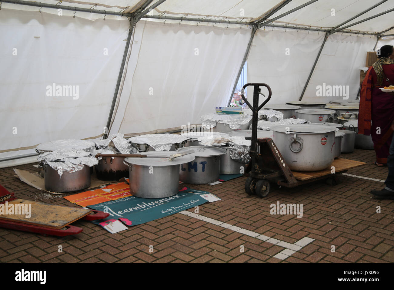 London, Großbritannien. 20 Aug, 2017. Die Töpfe, in denen die großen Mengen von Reis und Curry gekocht wurden für diejenigen, die kommen und genießen Sie den festivalCredit: Paul Quezada-Neiman/Alamy Leben Nachrichten gegeben werden Stockfoto