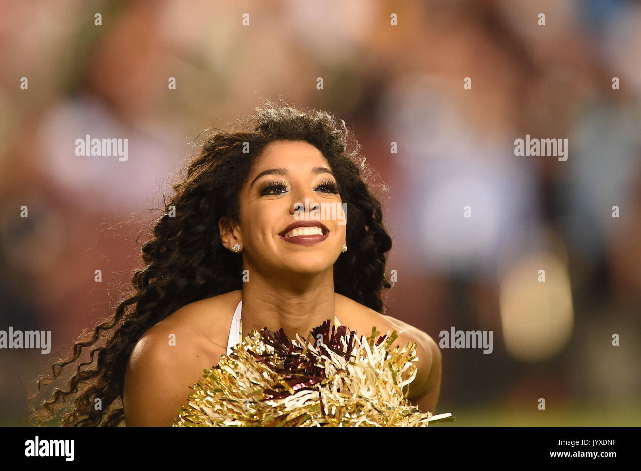 Landover, MD, USA. 19 Aug, 2017. Ein redskin Cheerleader führt während der Vorsaison matchup zwischen den Green Bay Packers und den Washington Redskins an FedEx Field in Landover, Md. Credit: Csm/Alamy leben Nachrichten Stockfoto