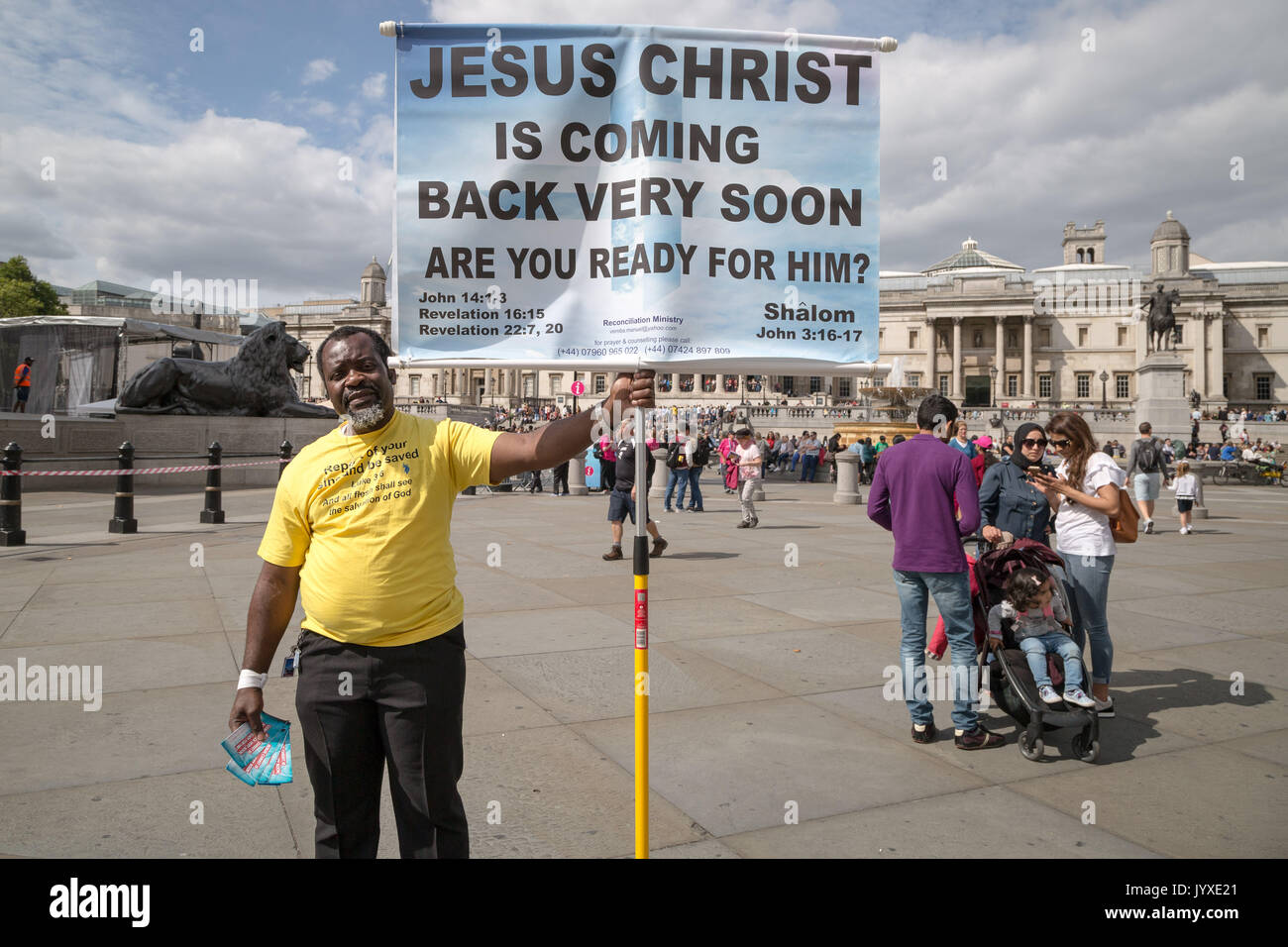 London, Großbritannien. 20. August 2017. Ein Anhänger von der Versöhnung Ministerium wirbt für das christliche Gebet und Beratung Bewusstsein auf dem Trafalgar Square. Credit: Guy Corbishley/Alamy leben Nachrichten Stockfoto