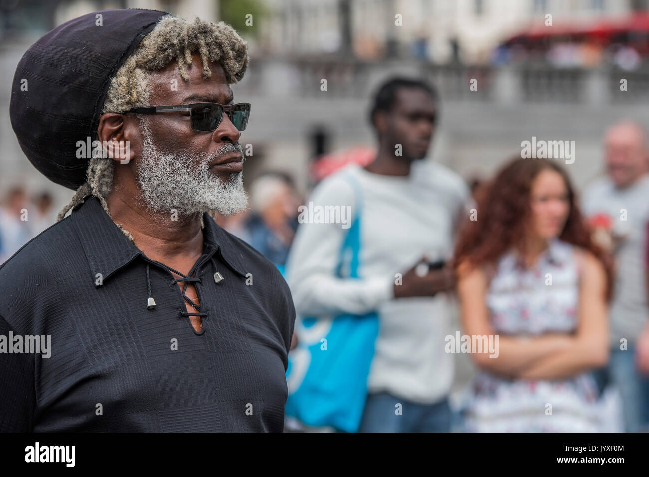 London, Großbritannien. 20 Aug, 2017. Die Menge ist multi-ethnische aber überwiegend schwarz und wird unterhalten von anregende Musik amd Poesie - Ein anti Sklaverei Veranstaltung von meinem Stamm in Trafalgar Square organisiert ist mit internationalen Sklaverei Erinnerung Tag übereinstimmen, für die Opfer des transatlantischen Sklavenhandels, der am 23. August Rd. London, 20. Aug 2017. Credit: Guy Bell/Alamy leben Nachrichten Stockfoto