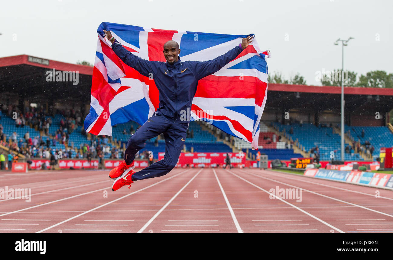 Crewe, Großbritannien. 20 Aug, 2017. Mo Farah Sprünge in der Luft nach seinem 3000m Rennen abschließen, seine letzte Track Rasse jemals in Großbritannien während der Muller Grand Prix Birmingham Athletik an Alexandra Stadium, Birmingham, England am 20. August 2017. Foto von Andy Rowland. Credit: Andrew Rowland/Alamy leben Nachrichten Stockfoto