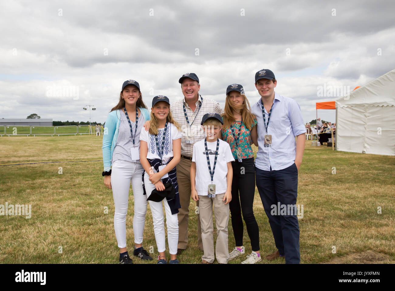 Biggin Hill, Großbritannien. 20 Aug, 2017. Randolph Churchill, Sir Winston Churchill's Enkel, und seine Familie nehmen an Tag zwei der Flughafen London Biggin Hill Festival der Flug. Die Airshow ist in diesem Jahr über zwei Tage verteilt mit riesige Menschenmengen an beiden Tagen erwartet. Der Höhepunkt des Tages war eine Anzeige von der weltbekannten roten Pfeile. Es gibt statische Flugzeuge sowie für Antenne wird zusammen mit einer Kirmes, Stände, kriegszeiten reenactment Menschen und Vieles mehr die Familie Kredit zu unterhalten: Keith Larby/Alamy leben Nachrichten Stockfoto