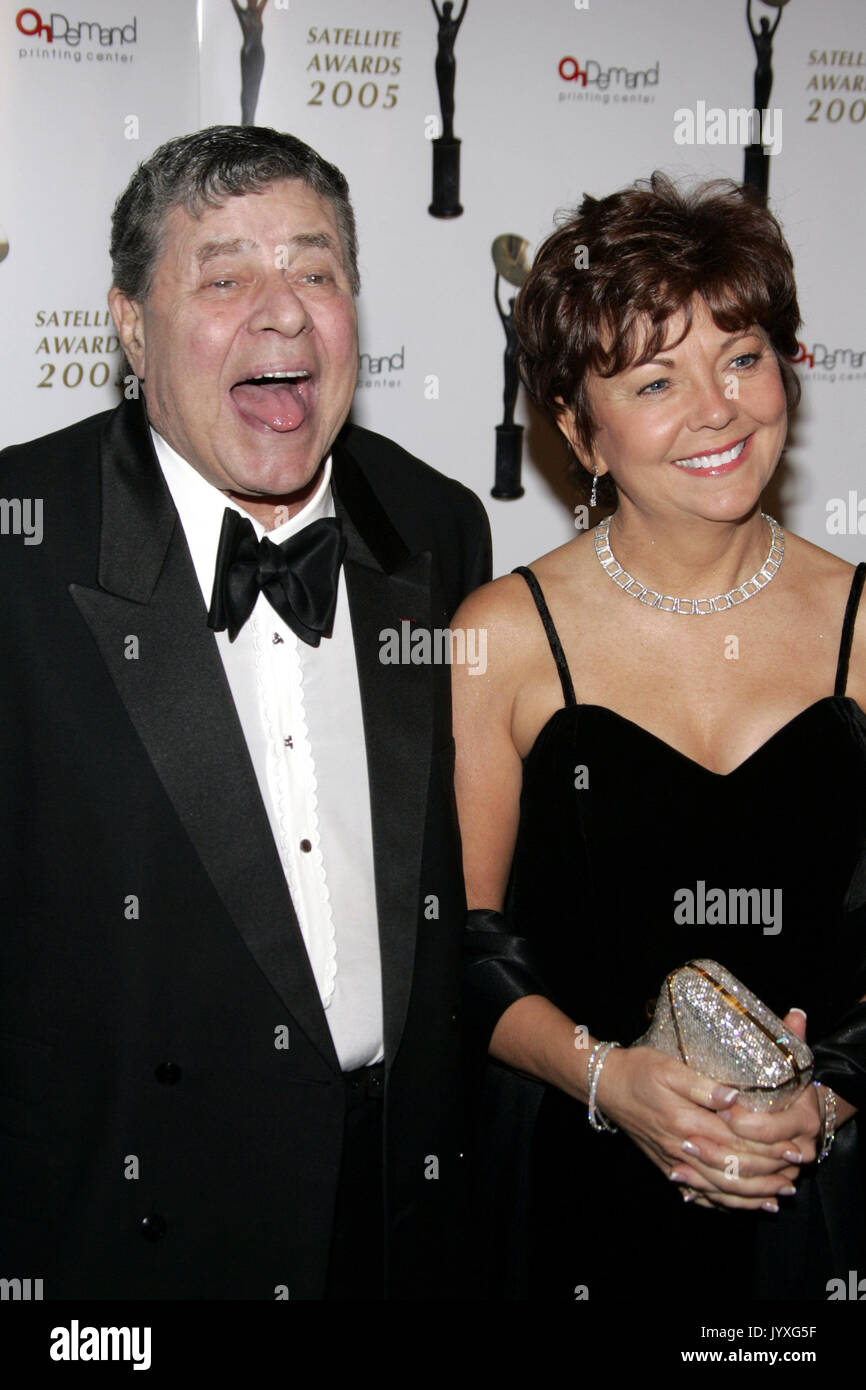 (Dpa) - US-Schauspieler und Komiker Jerry Lewis (L) zieht ein Gesicht, als er mit seiner Frau Sandee Pitwick für die Satellite Awards in Beverly Hills/Hollywood, Kalifornien, USA, 23. Januar 2005 eingeht. | Verwendung weltweit Stockfoto