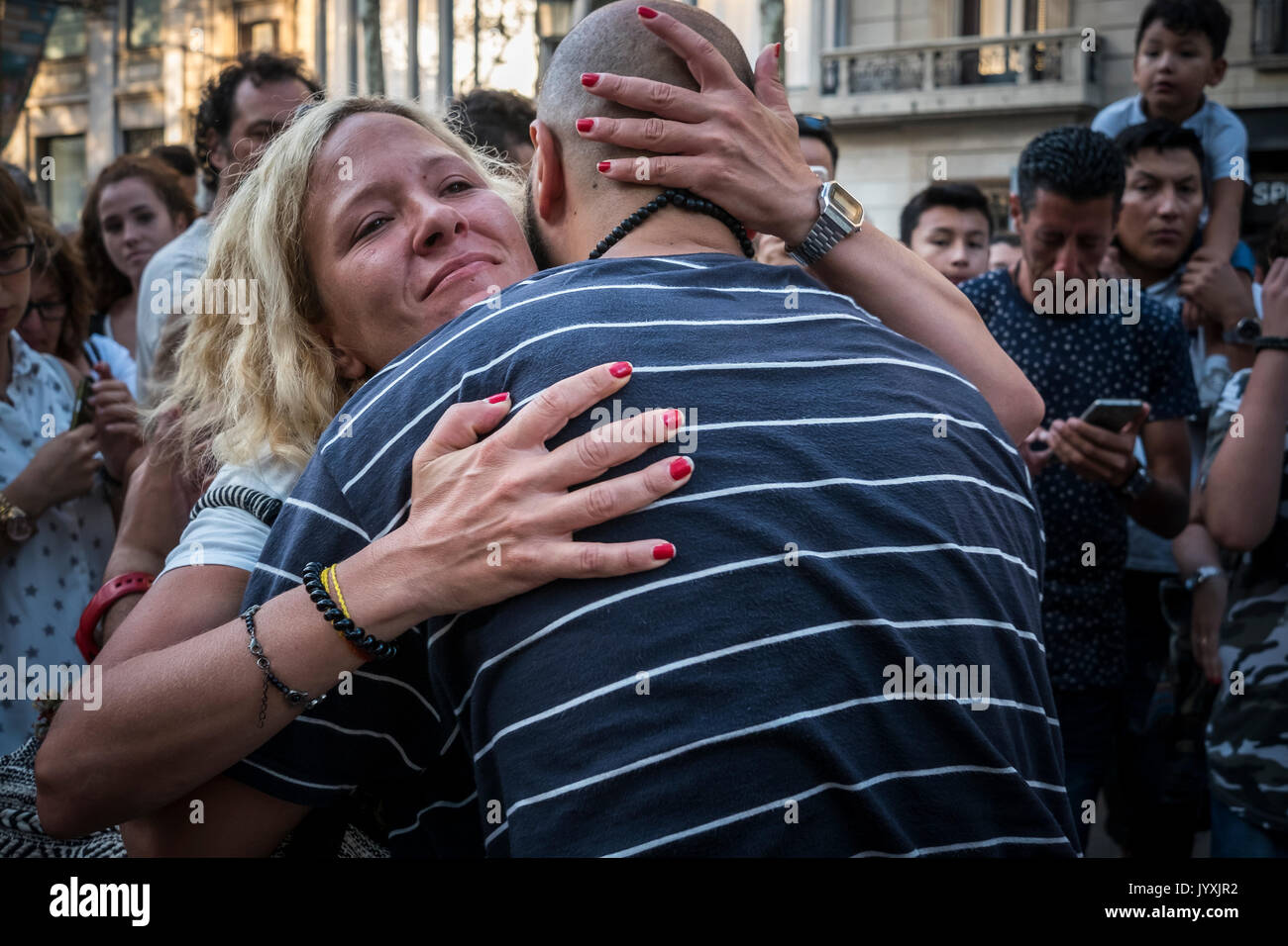 Barcelona, Spanien. 20 Aug, 2017. Die muslimische Gemeinschaft von Barcelona ist eine Hommage an die Opfer des Terroranschlags in Barcelona. Eine Frau gibt eine Umarmung zu einem Mitglied der Gemeinschaft der Muslime, die ihren Wohnsitz in Barcelona als Signal reunion Credit: SOPA Images Limited/Alamy leben Nachrichten Stockfoto