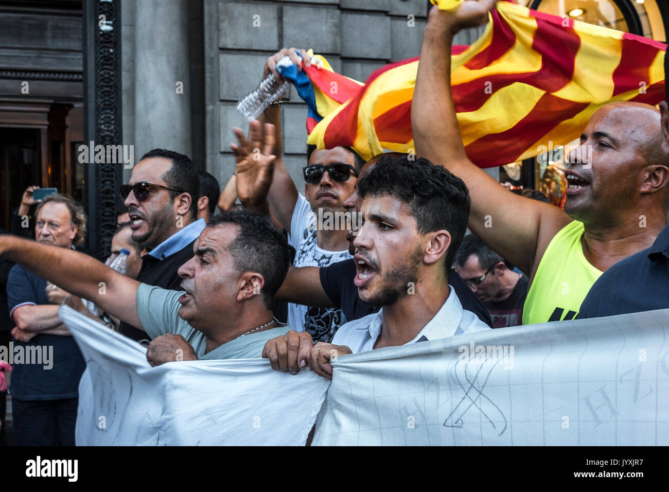 Barcelona, Spanien. 20 Aug, 2017. Die muslimische Gemeinschaft von Barcelona ist eine Hommage an die Opfer des Terroranschlags in Barcelona. Die Mitglieder der Gemeinschaft der Muslime, die ihren Wohnsitz in Barcelona die katalanische Flagge zeigen auf der Vorderseite der Demonstration. Credit: SOPA Images Limited/Alamy leben Nachrichten Stockfoto