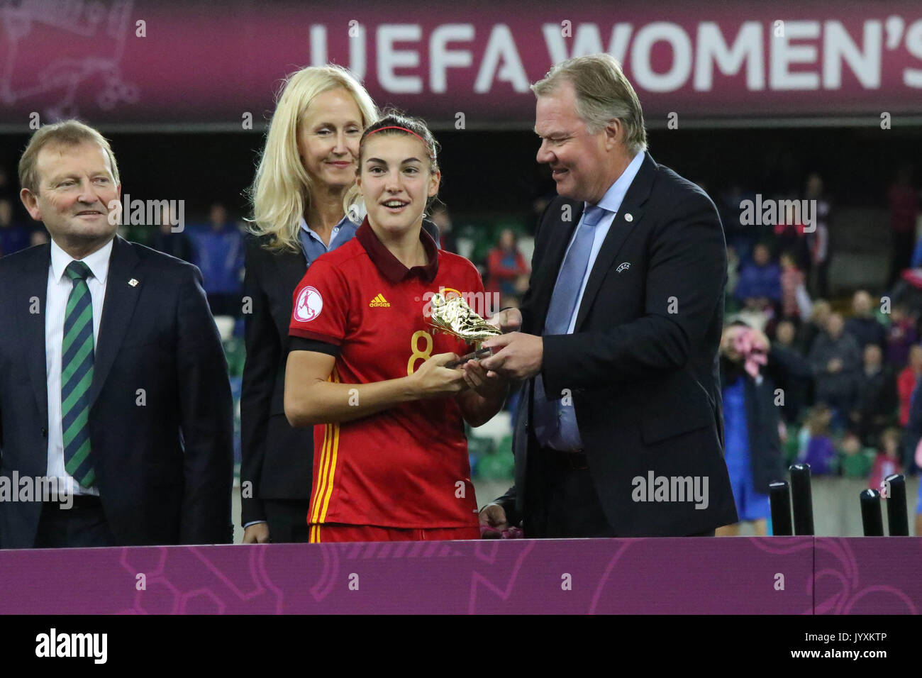 Belfast, Nordirland. 20 Aug, 2017. Nationale Fußball-Stadion im Windsor Park, Belfast, Nordirland, Irland. 20 Aug, 2017. UEFA U19-Europameisterschaft der Frauen Endg. - Frankreich 2 Spanien 3. Spaniens Patricia Guijarro erhält den Preis für den Torschützenkönig des Turniers. Quelle: David Hunter/Alamy leben Nachrichten Stockfoto