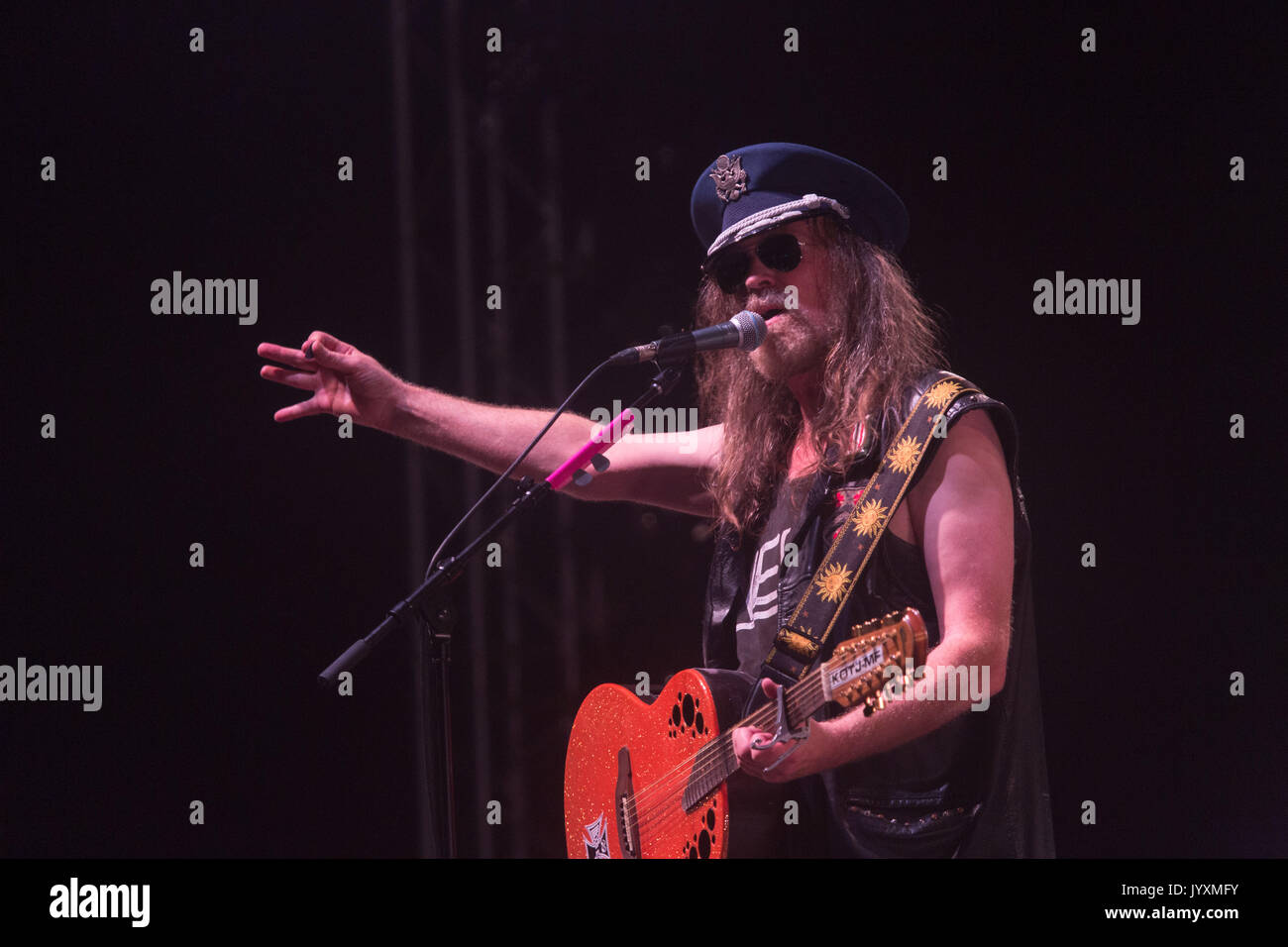 JULIAN COPE, KONZERT, 2017: Der legendäre JULIAN COPE spielt auf der Bühne des Far Out Tent. Glanusk Park, Brecon, Großbritannien. August 2017. Tag 3 des Green man Musikfestivals in den Brecon Beacons Mountains in Wales. Quelle: Rob Watkins/Alamy Live News. INFO: Julian Cope, geboren 1957, ist ein englischer Musiker und Autor. Als Gründungsmitglied von The Teardrop Explodes erforscht seine Solokarriere psychedelischen Rock. Alben wie Peggy Suicide zeigen seinen eklektischen Sound, wobei der Einfluss von Cope über die Musik hinaus auch auf Literatur und Kulturkommentare ausdehnt. Stockfoto JULIAN COPE, KONZERT, 2017: Der legendäre JULIAN COPE spielt auf der Bühne des Far Out Tent. Glanusk Park, Brecon, Großbritannien. August 2017. Tag 3 des Green man Musikfestivals in den Brecon Beacons Mountains in Wales. Quelle: Rob Watkins/Alamy Live News. INFO: Julian Cope, geboren 1957, ist ein englischer Musiker und Autor. Als Gründungsmitglied von The Teardrop Explodes erforscht seine Solokarriere psychedelischen Rock. Alben wie Peggy Suicide zeigen seinen eklektischen Sound, wobei der Einfluss von Cope über die Musik hinaus auch auf Literatur und Kulturkommentare ausdehnt. Stockfoto