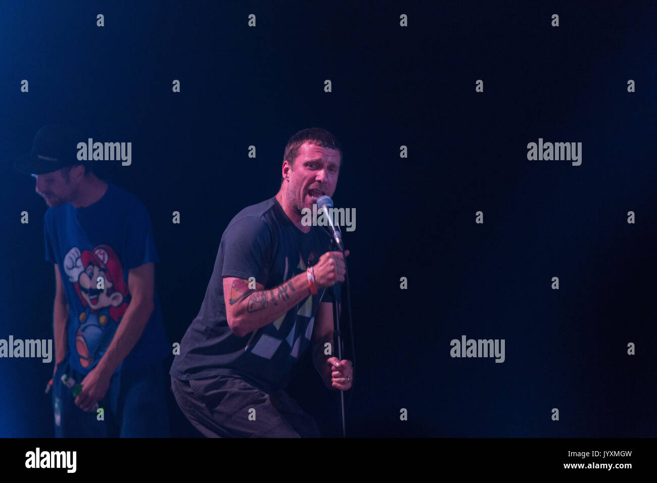 Sänger Jason Williamson mit Produzent Andrew Fearn von SLEAFORD MODS spielte auf der Bühne des Far Out Tent im Glanusk Park, Brecon, Großbritannien. August 2017. Tag 3 des Green man Musikfestivals in den Brecon Beacons Mountains in Wales. Quelle: Rob Watkins/Alamy Live News. INFO: Sleaford Mods ist ein britisches E-Punkduo, das 2007 aus Sänger Jason Williamson und Produzent Andrew Fearn besteht. Bekannt für ihre rohen, minimalistischen Beats und politisch aufgeladenen, knackigen Texte, fangen sie die Frustration der Arbeiterklasse und moderne gesellschaftliche Probleme mit scharfen, satirischen Kommentaren auf. Stockfoto