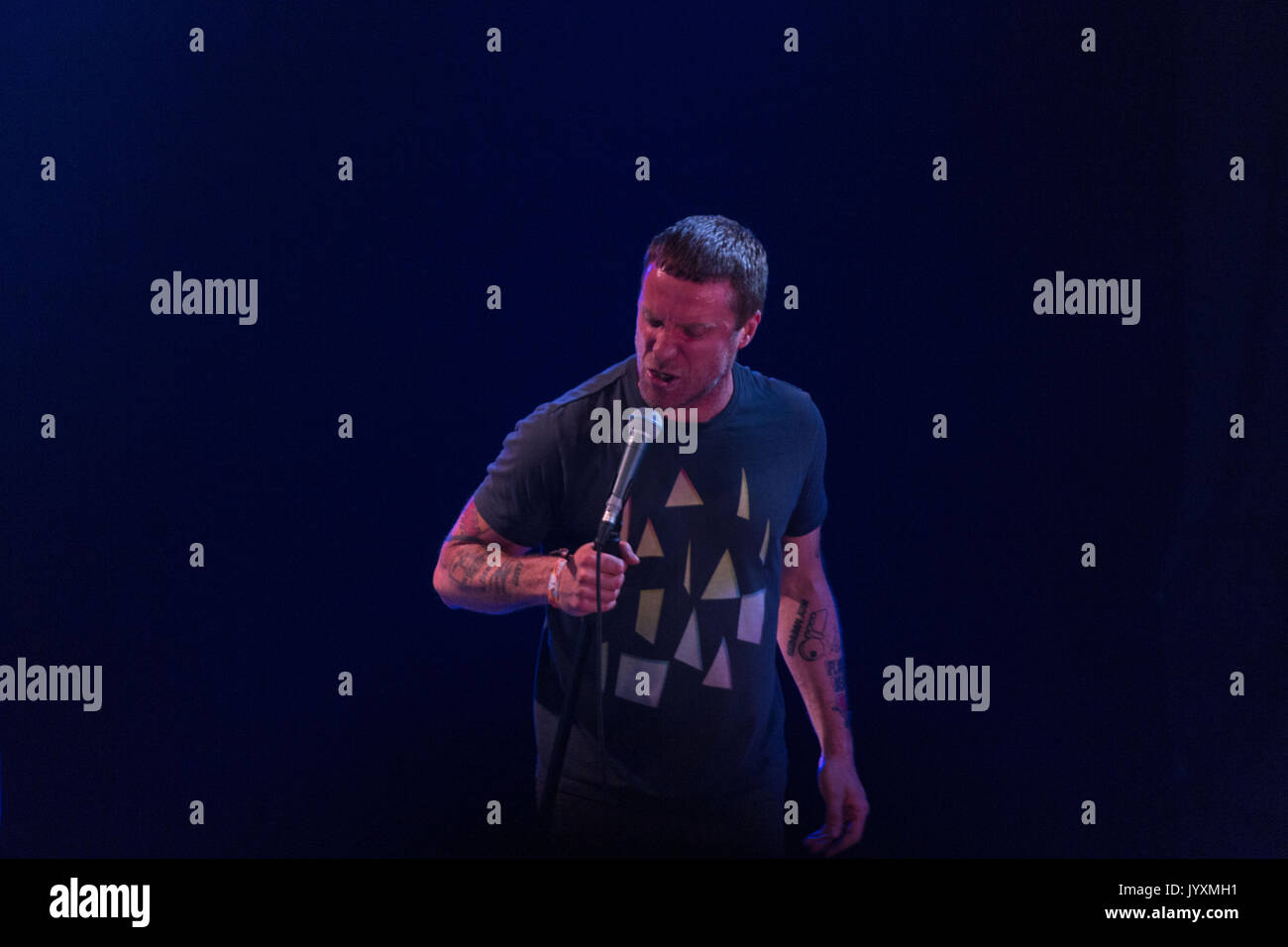 Jason Williamson aus SLEAFORD spielt auf der Bühne des Far Out Tent im Glanusk Park, Brecon, Großbritannien. August 2017. Tag 3 des Green man Musikfestivals in den Brecon Beacons Mountains in Wales. Quelle: Rob Watkins/Alamy Live News. INFO: Sleaford Mods ist ein britisches E-Punkduo, das 2007 aus Sänger Jason Williamson und Produzent Andrew Fearn besteht. Bekannt für ihre rohen, minimalistischen Beats und politisch aufgeladenen, knackigen Texte, fangen sie die Frustration der Arbeiterklasse und moderne gesellschaftliche Probleme mit scharfen, satirischen Kommentaren auf. Stockfoto