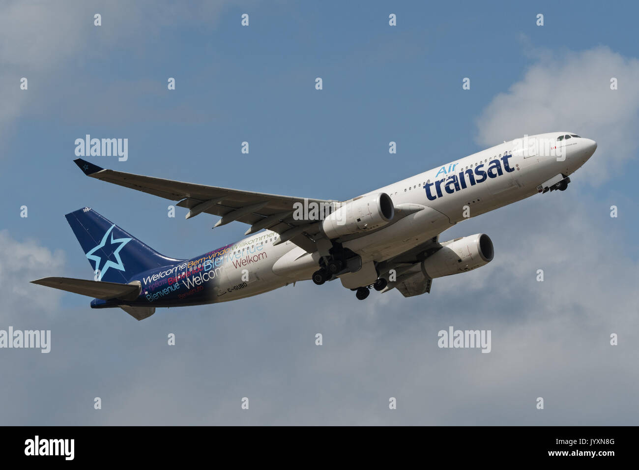 Richmond, British Columbia, Kanada. 18 Aug, 2017. Eine Air Transat Airbus A330 (C-GUBD) wide-Body Jet Airliner sich entfernt vom internationalen Flughafen Vancouver. Credit: bayne Stanley/ZUMA Draht/Alamy leben Nachrichten Stockfoto