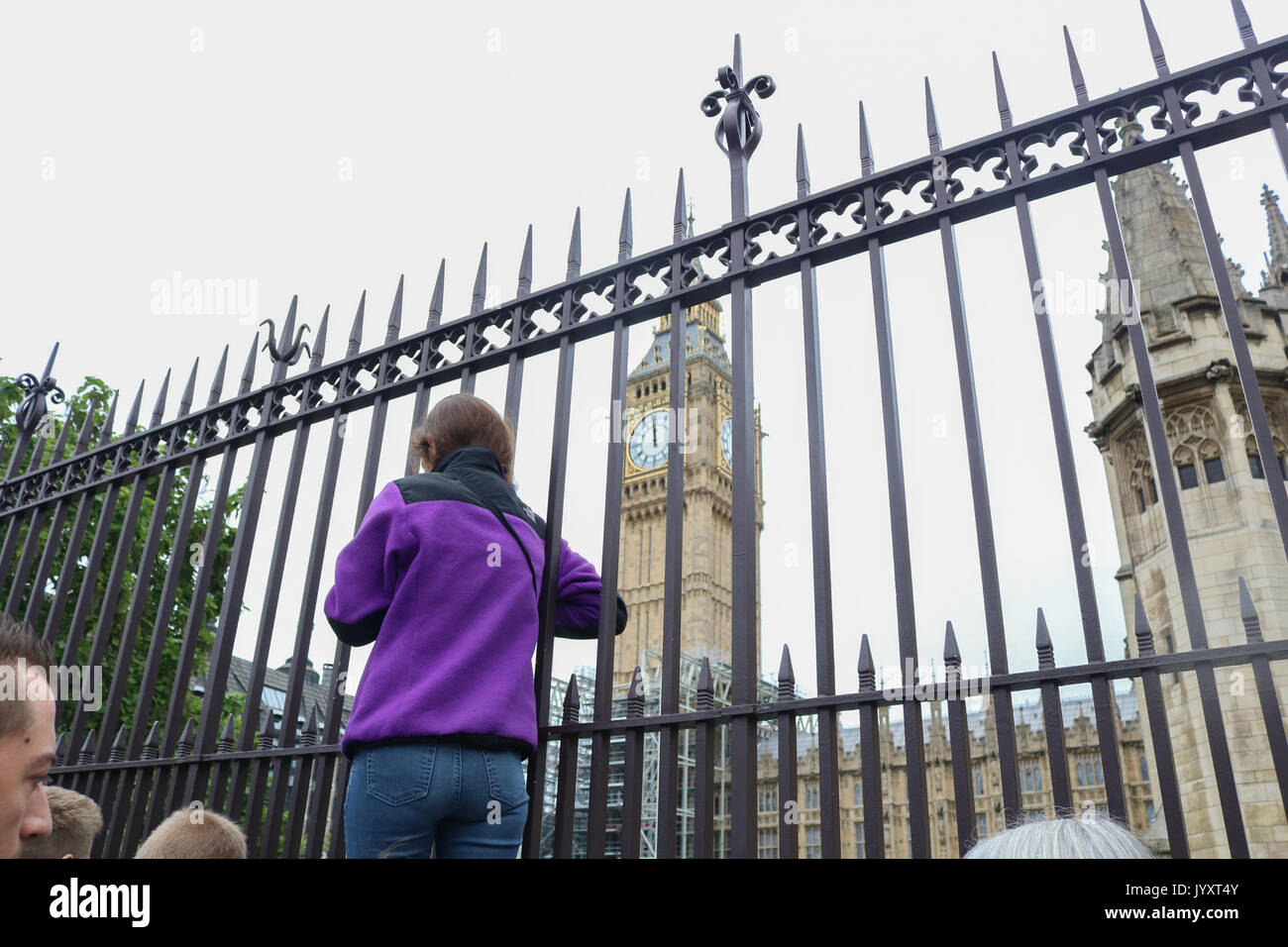 London, Großbritannien. 21 Aug, 2017. Große Menschenmengen sammeln im Parlament Platz vor der großen Glocke der Elizabeth Tower, die gemeinhin als Big Ben schweigt für vier Jahre von 12 Uhr bis Montag, den 21. August 2017, wie es eine Erhaltung Projekt, das die Reparatur der Turm, die Häuser der Großen Uhr und ihr Glockenturm unterzogen wird. Credit: Amer ghazzal/Alamy leben Nachrichten Stockfoto