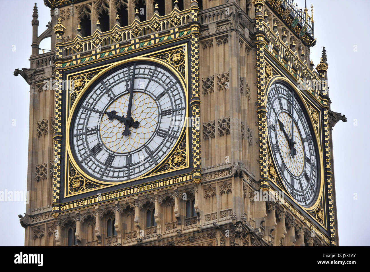 London, Großbritannien. 21. August 2017. Big Ben, die Glocke im Turm als Das Elizabeth Tower bekannt, wird am Mittag vor vier Jahren Restaurierungsarbeiten auf dem Glas auf dem Zifferblatt zum Schweigen gebracht werden, die Zeiger der Uhr und der Turm selbst. Ein Zifferblatt wird weiterhin die korrekte Zeit während der Renovierungsarbeiten, die von einer vorübergehenden Elektromotor angetrieben. Es ist geplant, dass die Uhr für Big Ben neu gestartet werden, wird auf das Neue Jahr zu läuten, auf das Gedenken Sonntag und anderen besonderen Anlässen. Credit: Stephen Chung/Alamy leben Nachrichten Stockfoto