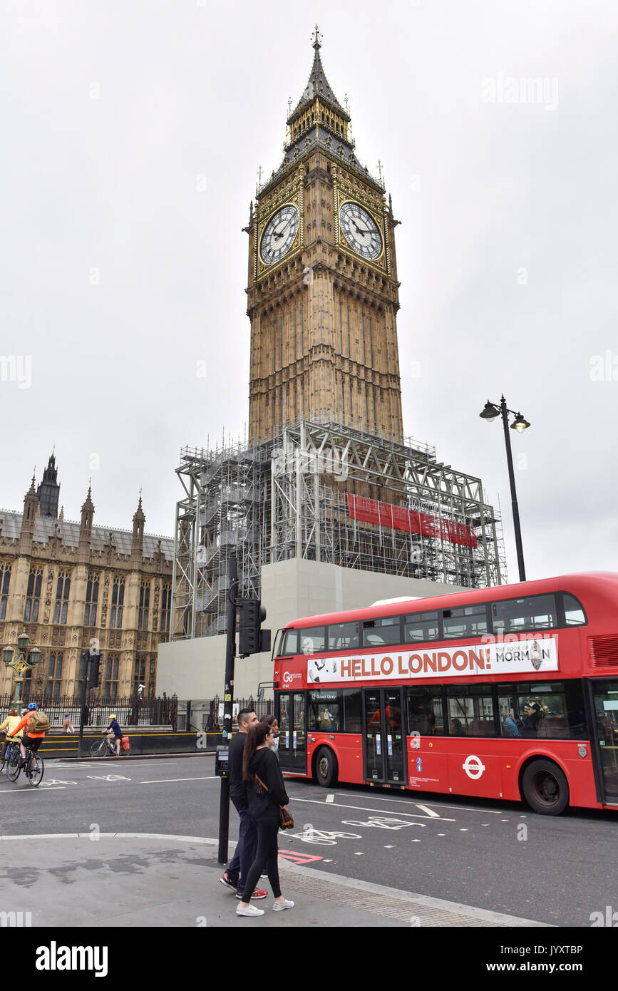 London, Großbritannien. 21. August 2017. Big Ben, die Glocke im Turm als Das Elizabeth Tower bekannt, wird am Mittag vor vier Jahren Restaurierungsarbeiten auf dem Glas auf dem Zifferblatt zum Schweigen gebracht werden, die Zeiger der Uhr und der Turm selbst. Ein Zifferblatt wird weiterhin die korrekte Zeit während der Renovierungsarbeiten, die von einer vorübergehenden Elektromotor angetrieben. Es ist geplant, dass die Uhr für Big Ben neu gestartet werden, wird auf das Neue Jahr zu läuten, auf das Gedenken Sonntag und anderen besonderen Anlässen. Credit: Stephen Chung/Alamy leben Nachrichten Stockfoto