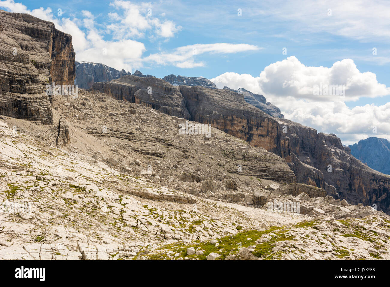 Panoramablick auf die Berge der Dolomiten von Passo Groste. Stockfoto