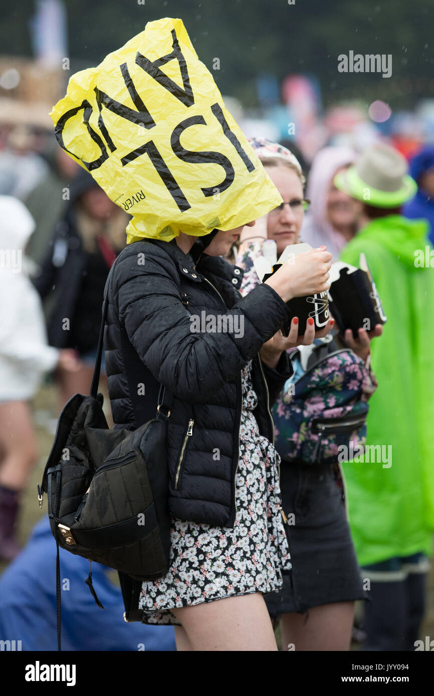 Festivalbesucher versuchen trocken während der V Festival in Weston Park in Shifnal, Staffordshire zu bleiben. Stockfoto
