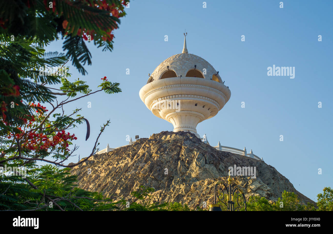 Riesige Weihrauchgefäß Monument an der Al Riyam Park in Muscat. Oman, Naher Osten Stockfoto