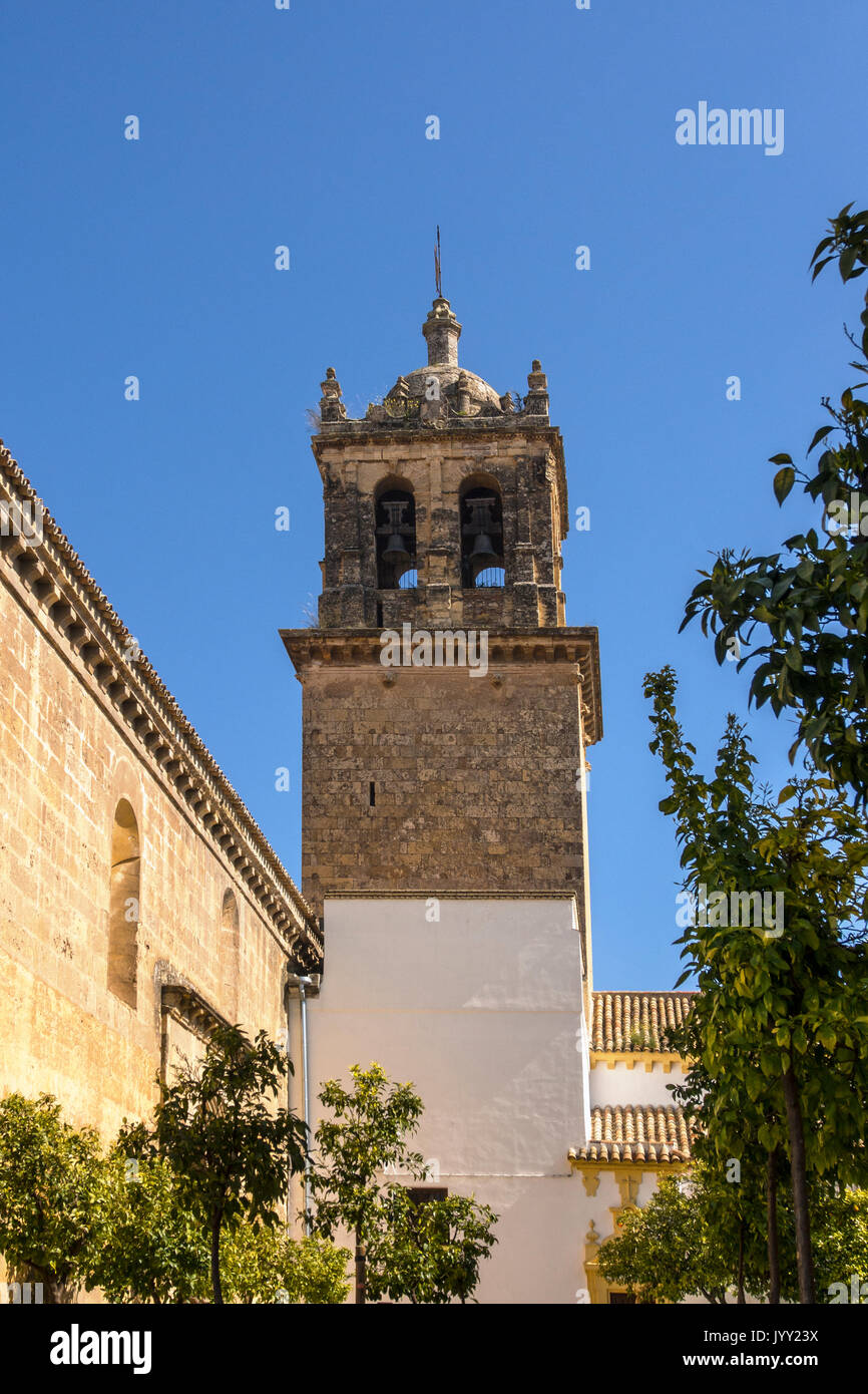 CORDOBA, SPANIEN - 12. MÄRZ 2016: 2016: Außenansicht des Glockenturms der Kirche Santa Marina Stockfoto