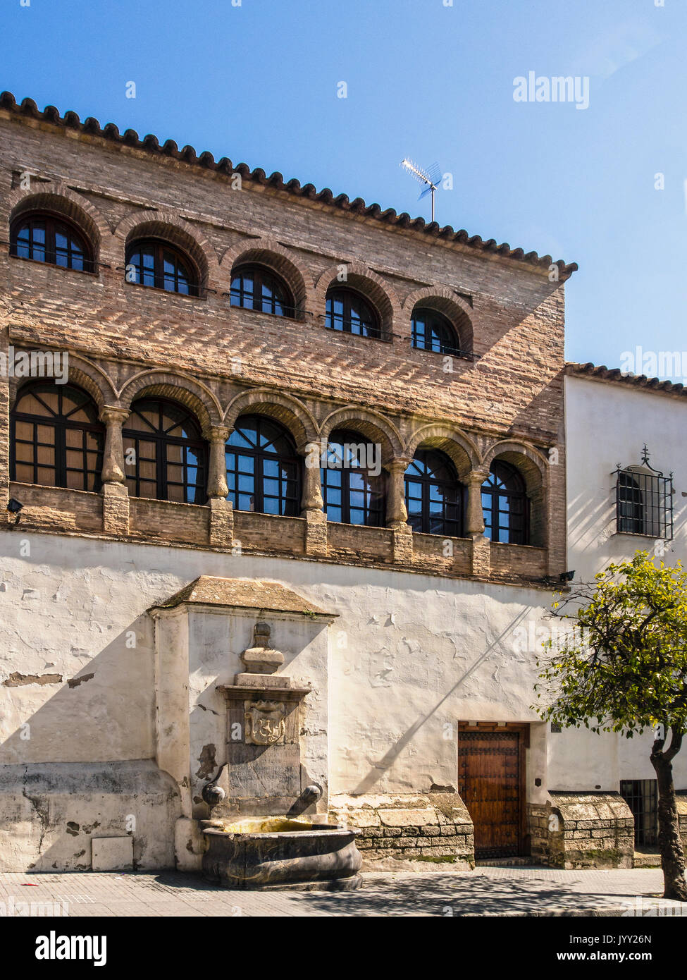 CORDOBA, SPANIEN - 12. MÄRZ 2016: Haus in der Calle San Fernando mit altem Wassertrog in der Wand Stockfoto