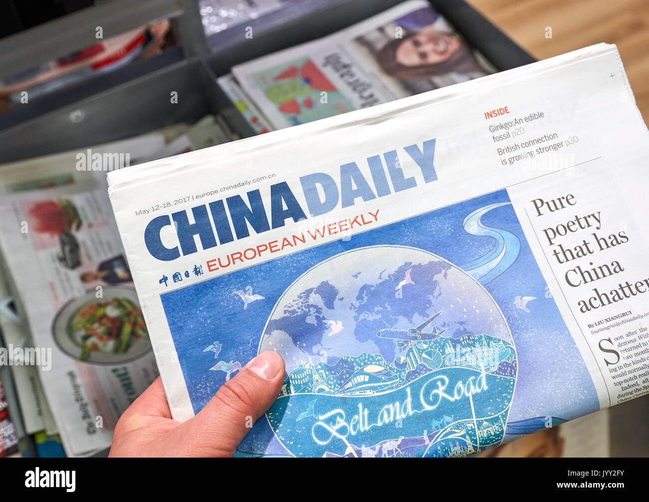 LONDON, ENGLAND - 14. MAI 2017: China Daily europäische Bankenzentrum wöchentliche Zeitung. China Daily ist eine englischsprachige Tageszeitung veröffentlicht in der Re Stockfoto