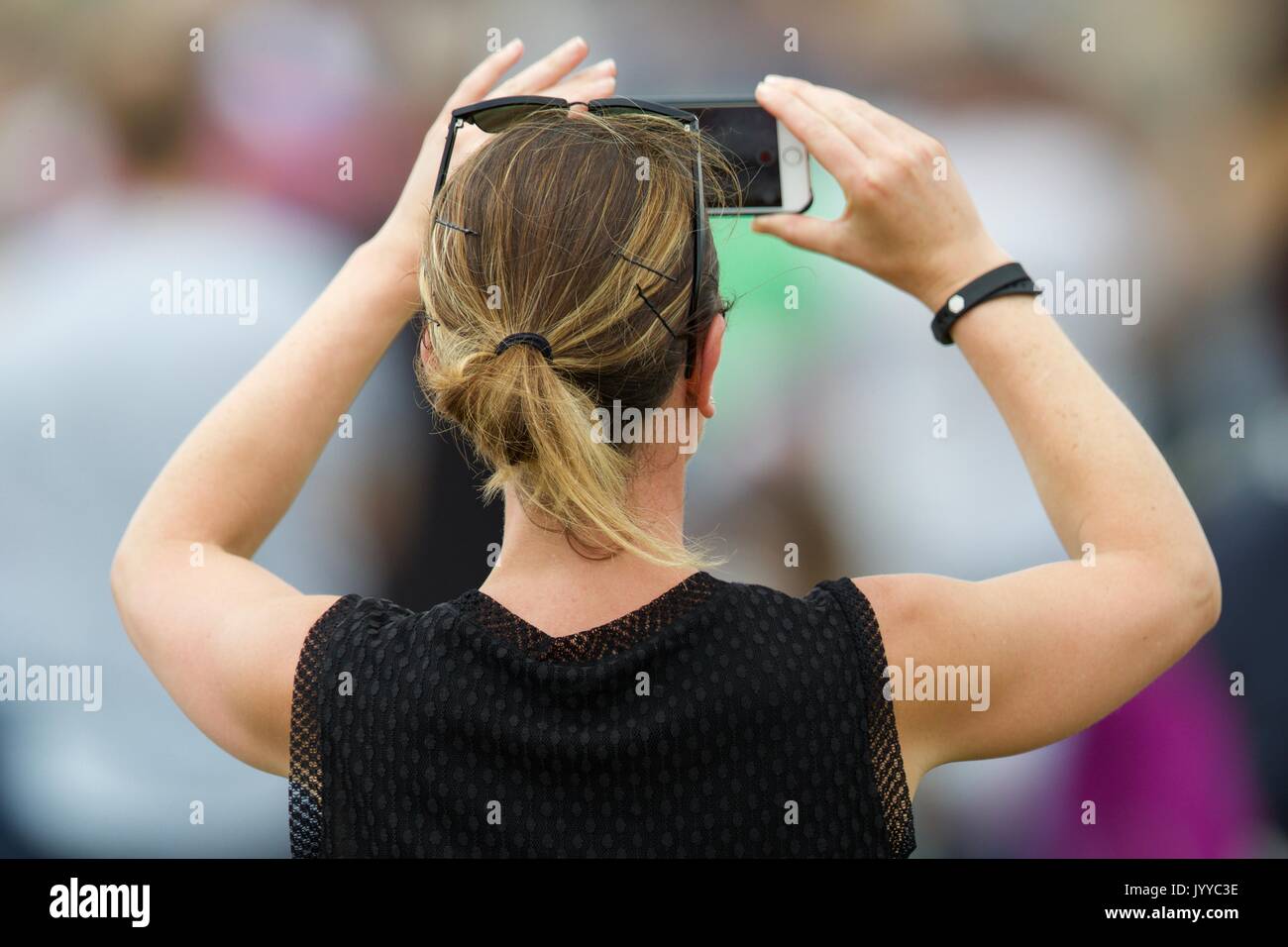 Junge Frau Aufnahme einige Maßnahmen auf Ihrem Smartphone Stockfoto