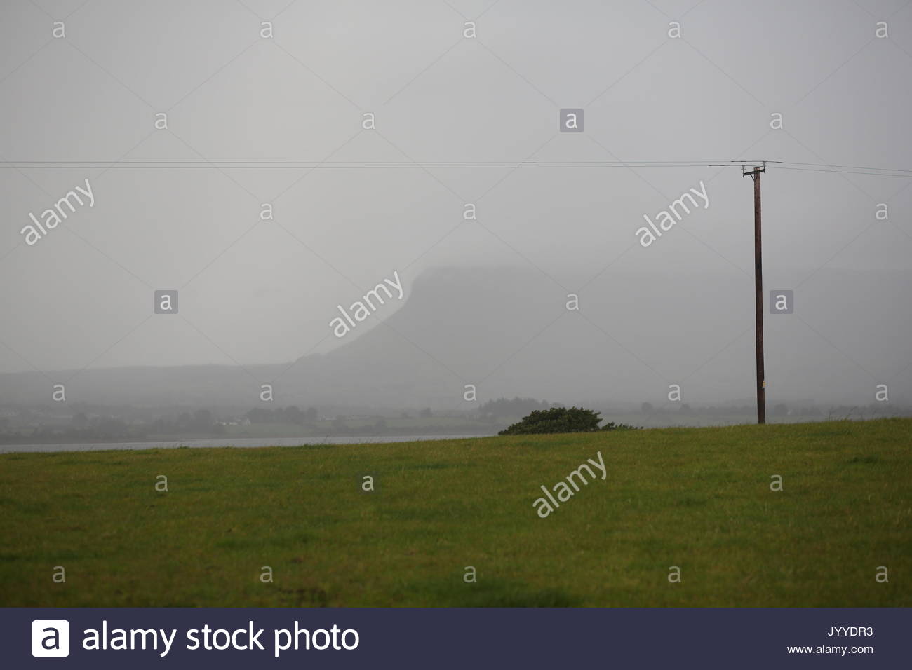 Nebel fällt Ben Bulben als Regen Ansätze in der Grafschaft Sligo, Irland, entlang der wilden Atlantikküste. Stockfoto