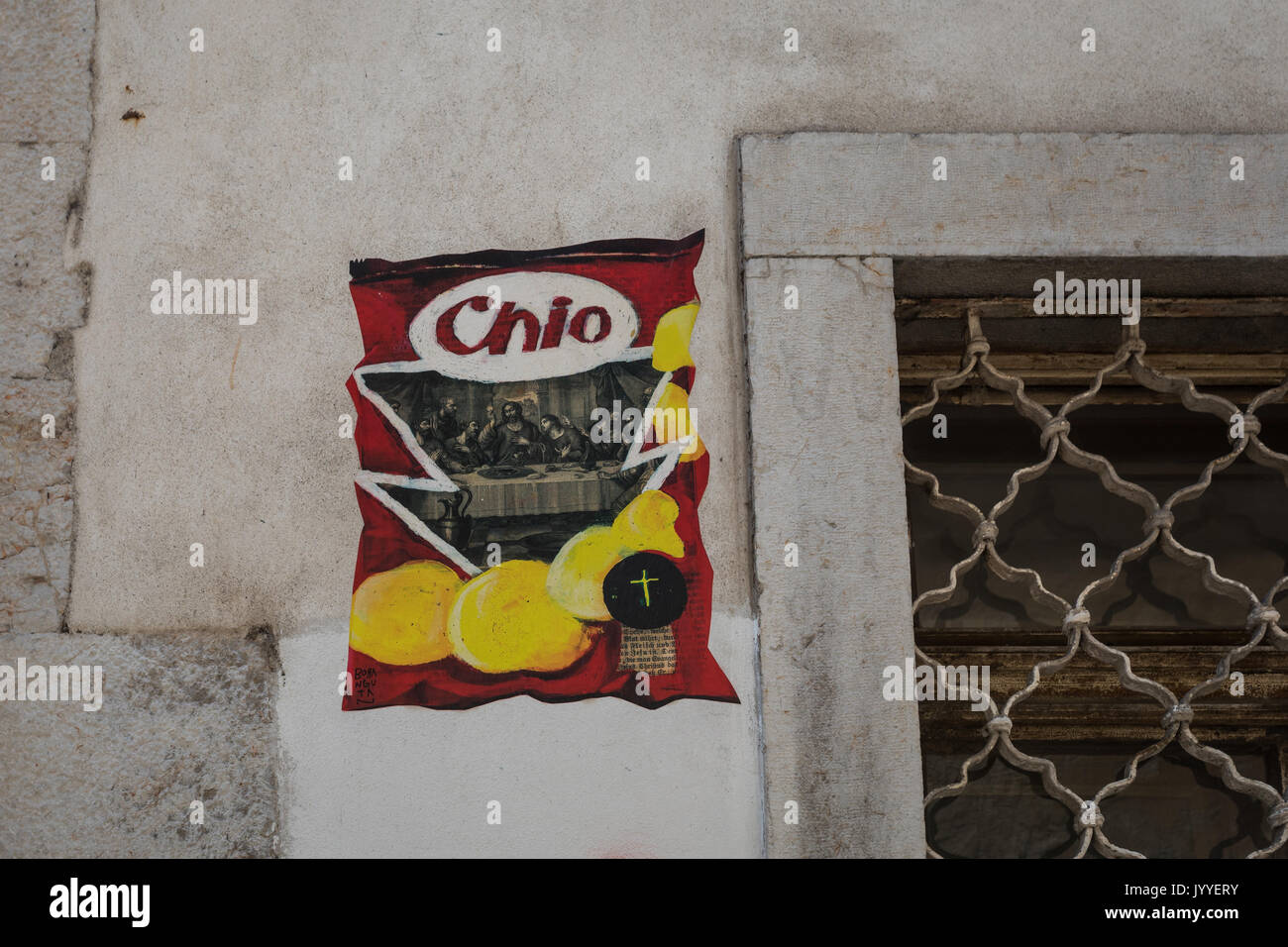 Chio Chips das Letzte Abendmahl Graffiti, Street Art in Ljubljana, Slowenien. Ungesunde Lebensmittel Konzept Stockfoto