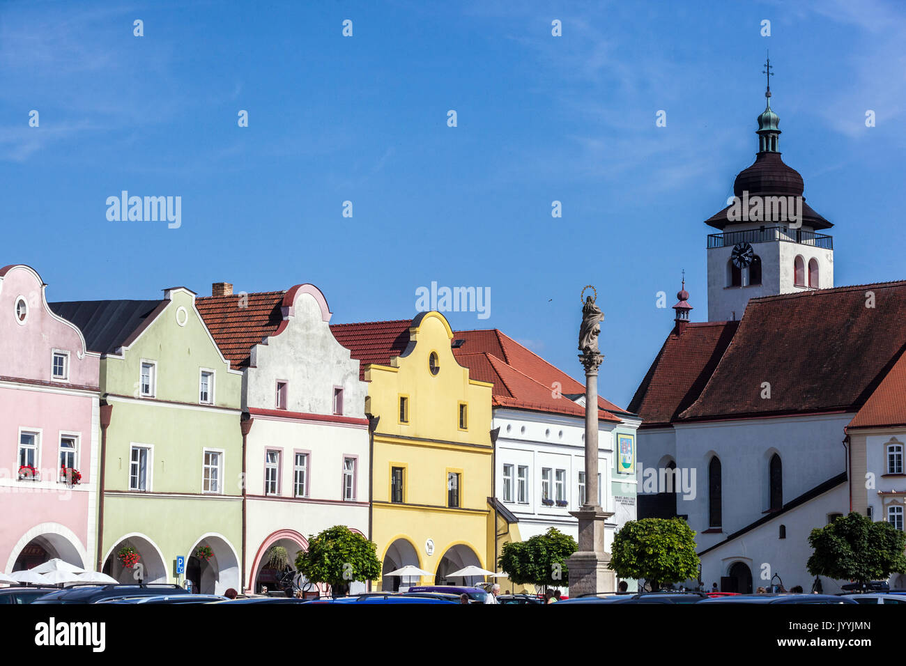 Nove Mesto nad Metuji, Tschechische Republik, farbenfrohe Barockhäuser auf dem Hauptplatz Stockfoto