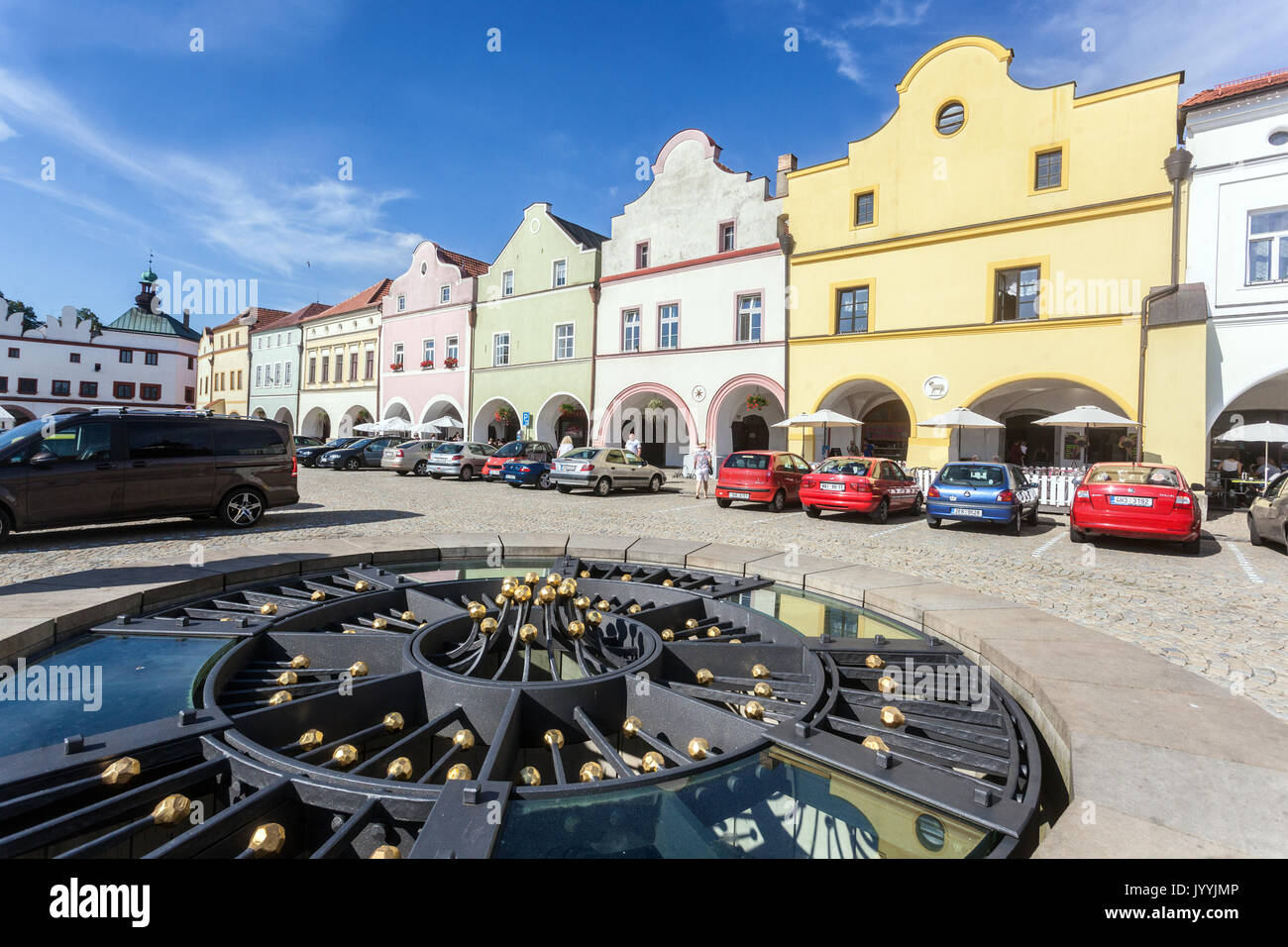 Nove Mesto nad Metuji, Tschechische Republik, gotische Brunnen und barocke Häuser am Hauptplatz Stockfoto