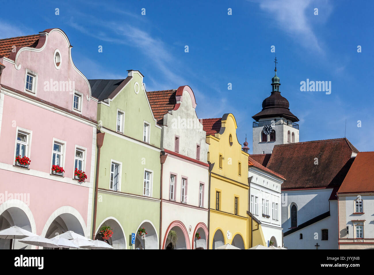 Nove Mesto nad Metuji, Tschechische Republik, barocke bunte Häuser auf dem Hauptplatz Stockfoto