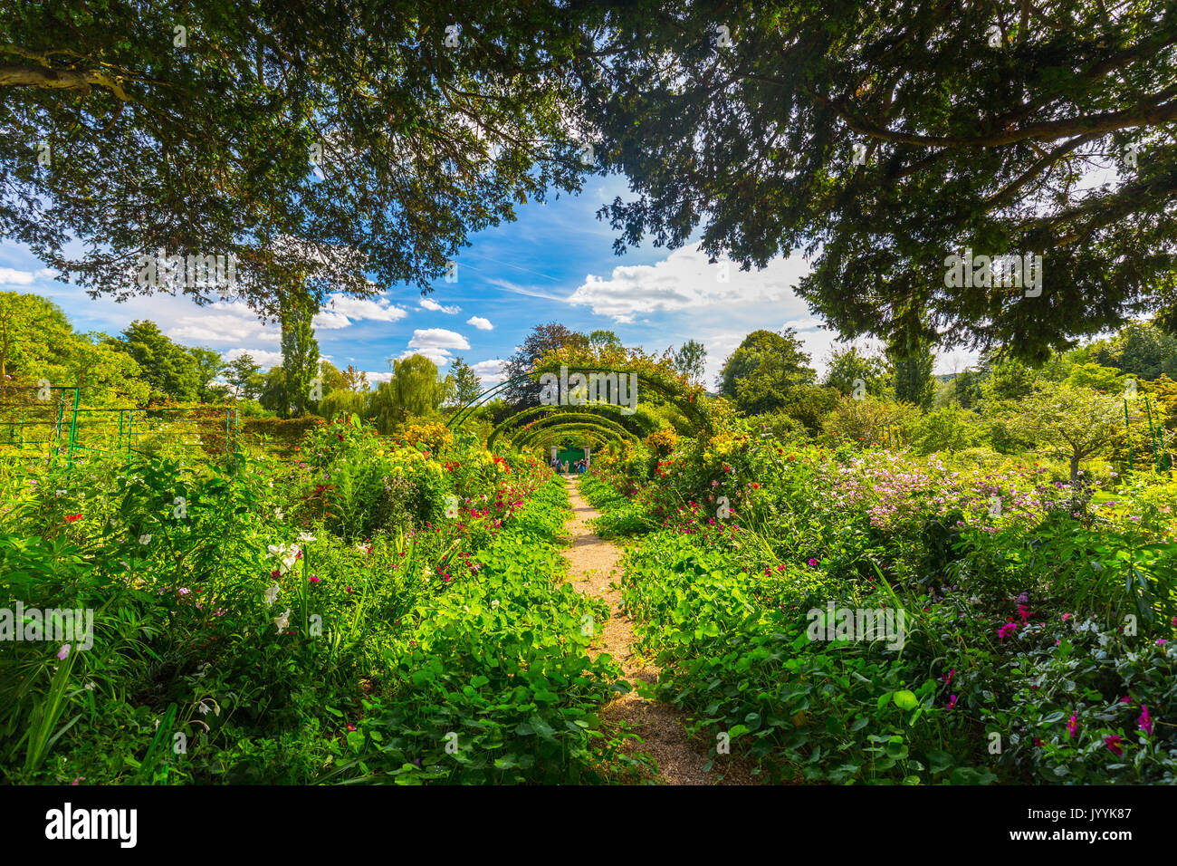 Iconic Bogen im Garten von Claude Monet in Giverny, Frankreich, der an einem sonnigen Sommertag Stockfoto