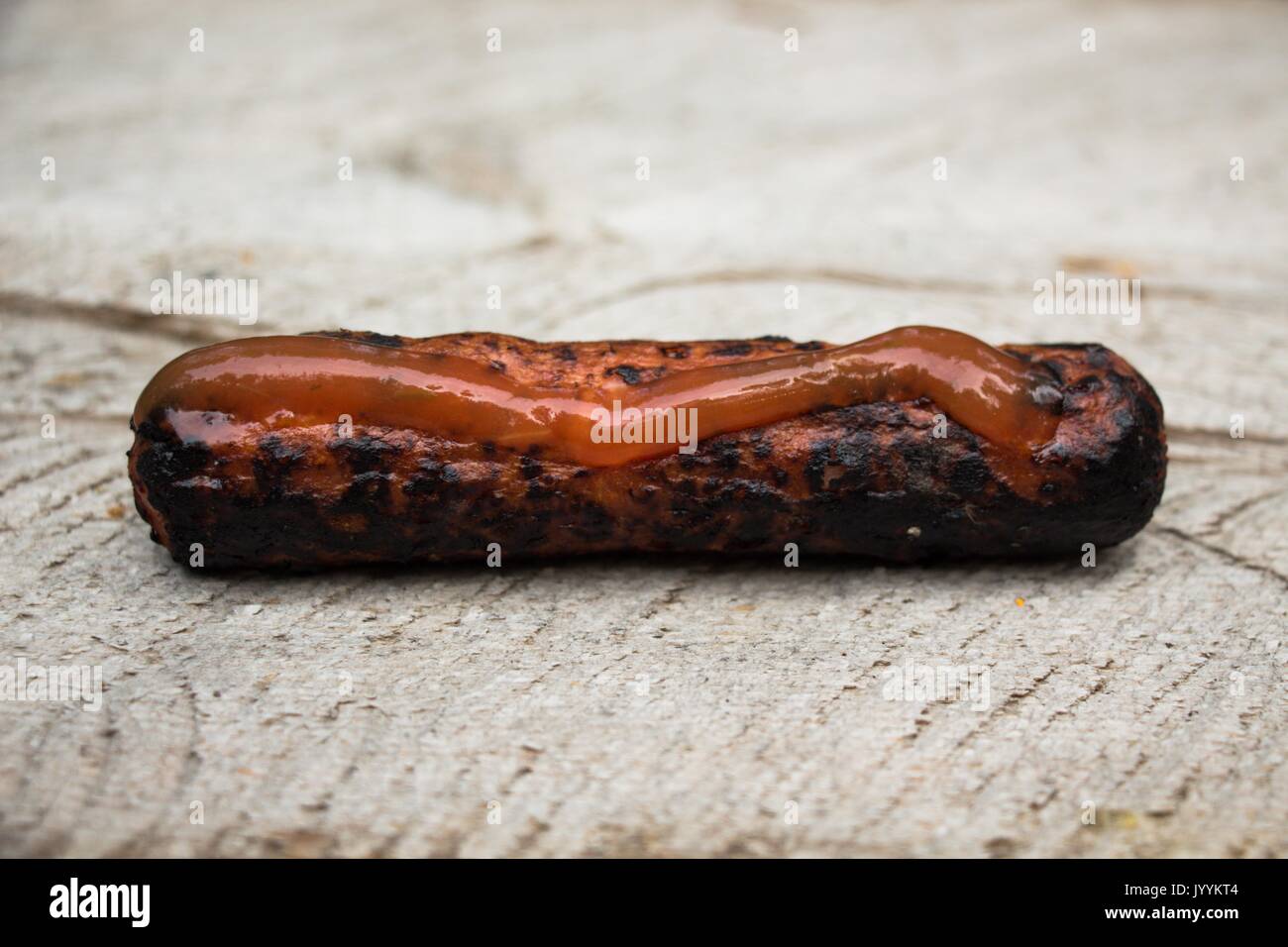 Die Wurst ist auf einem offenen Feuer mit einem roten und pikanter ...