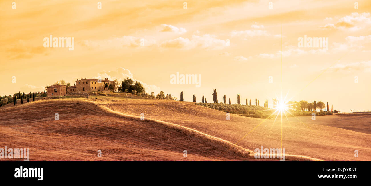 Schönen typischen Panorama Landschaft der Toskana bei Sonnenuntergang, Italien Stockfoto