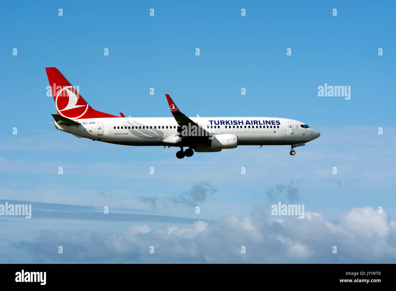 Turkish Airlines Boeing 737-800 Landung am Flughafen Birmingham (TC-Jvd) Stockfoto