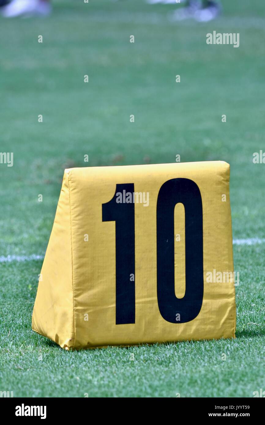 10 Yard Markierung auf American Football Feld Stockfoto