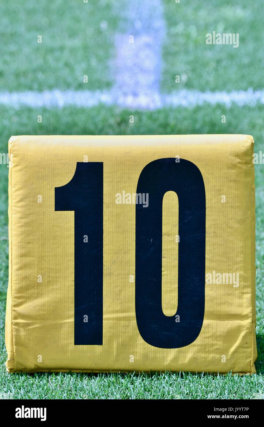 10 Yard Markierung auf American Football Feld Stockfoto