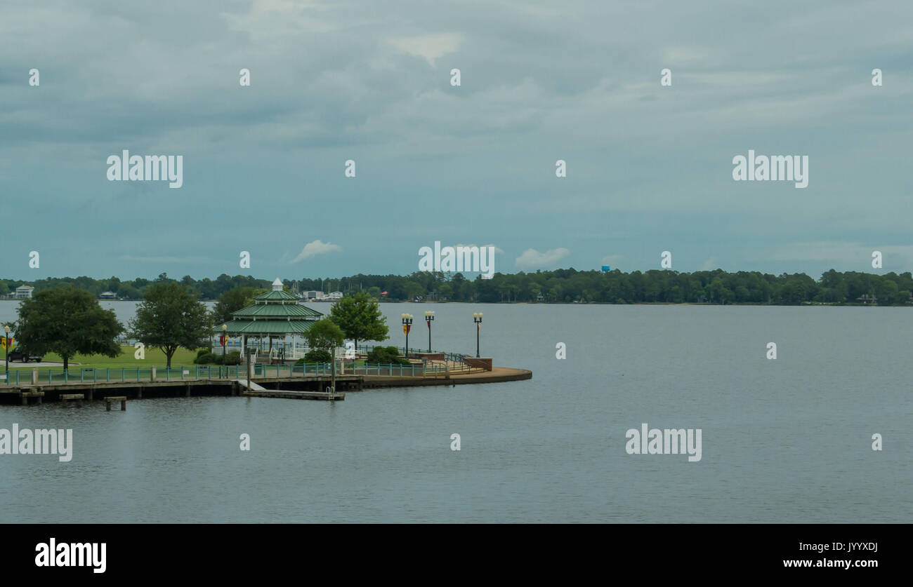 Die historische Innenstadt von New Bern North Carolina ist von Wasser, Boote, Yachten umgeben, Neuse River, Trent Fluss und schöne historische Architektur Stockfoto