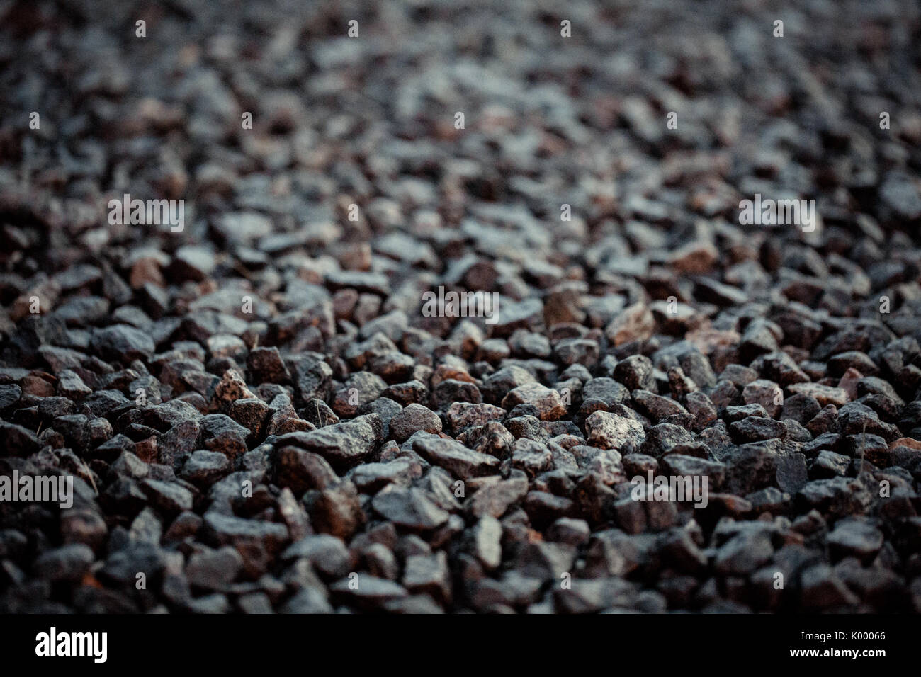 Vintage Hintergrund der Kies. film Korn. Textur einer nassen Straße. Eine von einer Million. Ein besonderes und herausragendes Objekt. Heben Sie sich von der Masse ab. Eine einzigartige Stein Stockfoto